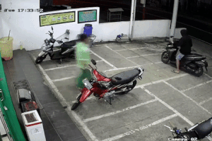 Trộm xe máy bị 4 nam sinh mặc váy "tẩn" cho sấp mặt