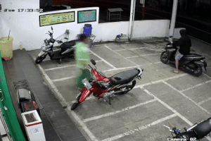 Trộm xe máy bị 4 nam sinh mặc váy 