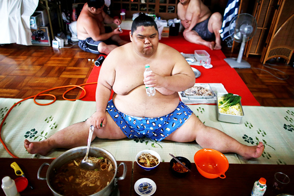 Bữa sáng hàng 'tấn' thịt của những võ sĩ sumo Nhật nặng 150 kg