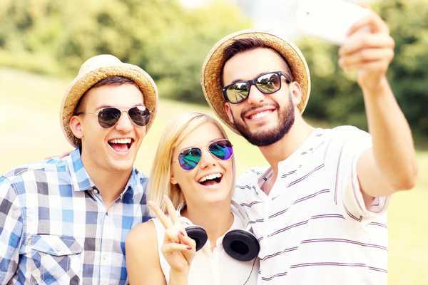 Sức hút từ hình ảnh giàu có trên mạng