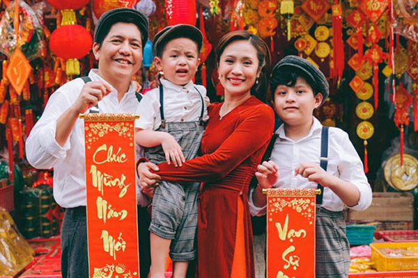 Gia đình Thanh Thúy - Đức Thịnh chụp ảnh Tết Sài Gòn xưa