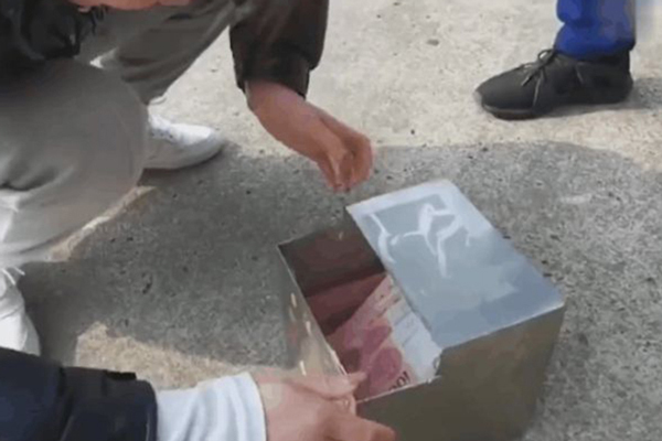 Dọn nhà đón Tết, vợ bất ngờ phát hiện quỹ đen 'khủng' của chồng