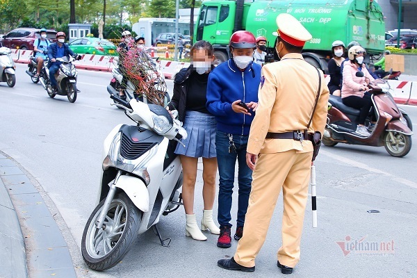 Mua đào quất kèm nhận phạt lái xe không đội mũ bảo hiểm