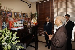 Tổng Bí thư Nguyễn Phú Trọng thắp hương tưởng niệm các cố Tổng Bí thư của Đảng