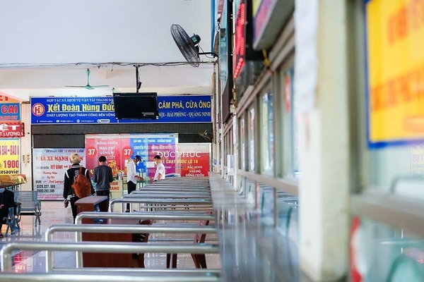 Bến xe khách ở Hà Nội đìu hiu chiều cuối năm