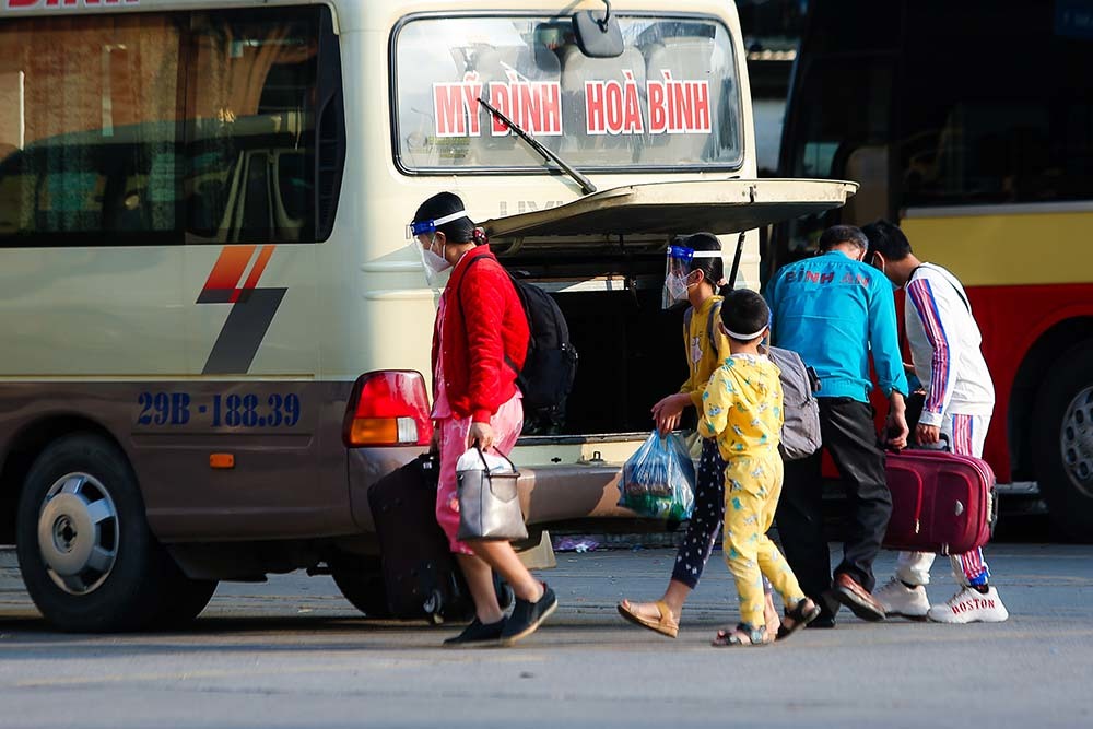 Bến xe khách ở Hà Nội đìu hiu chiều cuối năm