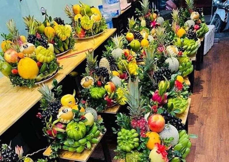 Mâm ngũ quả Tết: Mâm ngũ quả Tết là một biểu tượng không thể thiếu trong lễ hội đón Tết của người Việt. Hãy chiêm ngưỡng mâm ngũ quả với những trái cây quý giá và đầy ý nghĩa, đem lại may mắn và thành công trong năm mới.
