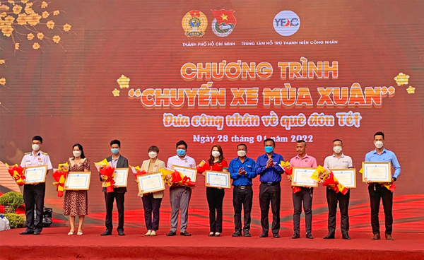 VietCredit cùng Thành đoàn TP.HCM hỗ trợ xe đưa công nhân về quê đón Tết