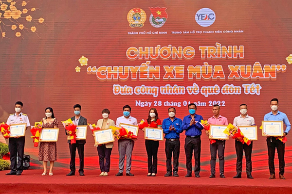 VietCredit cùng Thành đoàn TP.HCM hỗ trợ xe đưa công nhân về quê đón Tết