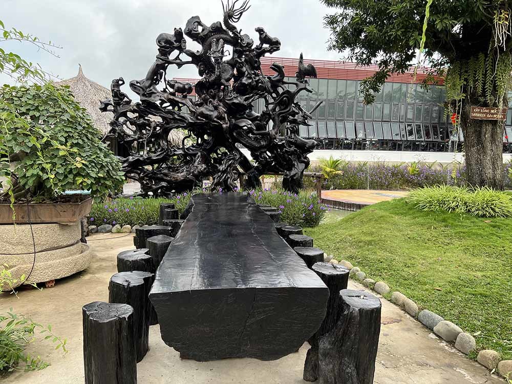 An Giang man collects old driftwood sculptures