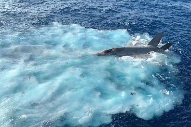 Khoảnh khắc 'thần sấm' F-35 gặp nạn ở Biển Đông