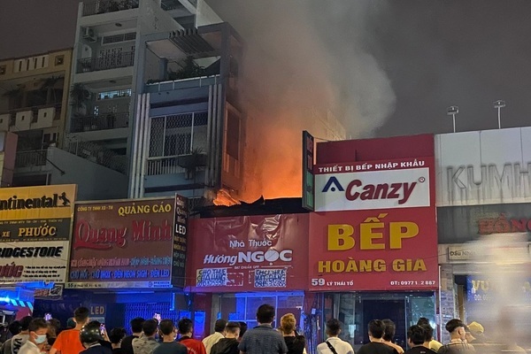 Cháy rụi căn nhà giữa trung tâm TP.HCM ngày 27 Tết