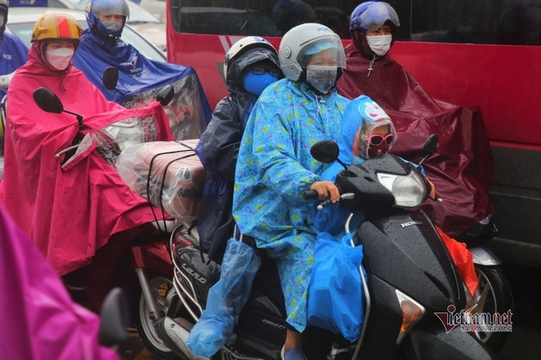 Trùm kín áo mưa, nghìn người ùn ùn rời phố về quê ăn Tết