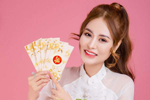 Hoa hậu Di Khả Hân gợi cảm với áo dài đón xuân