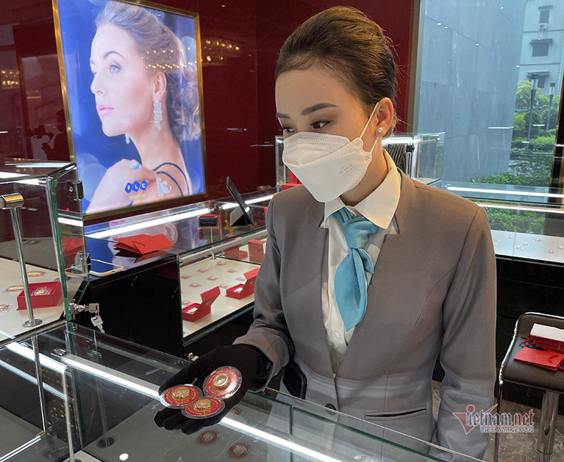 Tăng kỷ lục, áp sát 63 triệu/lượng, hốt hoảng mua vàng cuối năm