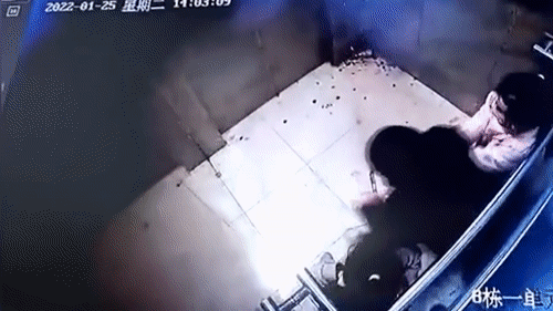 Cậu bé gây ra cảnh khủng khiếp khi đốt pháo trong thang máy