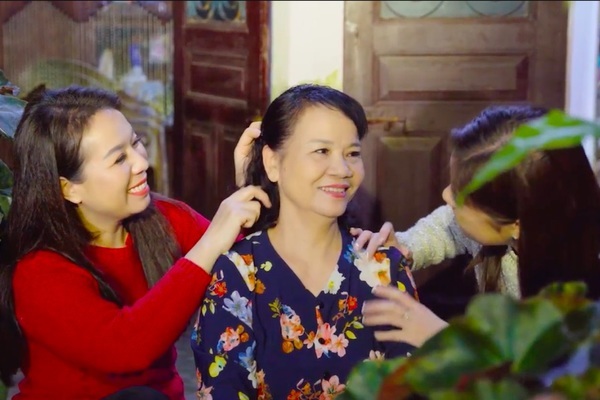 Chị em Sao mai Thu Hà, Linh Hoa mời mẹ đóng MV Tết