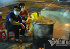 Cảnh bếp lửa hồng, tết đoàn viên ngồi trông nồi bánh chưng trên phố ở Hà Nội
