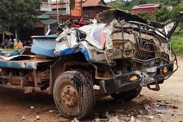 Ô tô tải vào cua lật ngửa ở Sơn La, tài xế tử vong