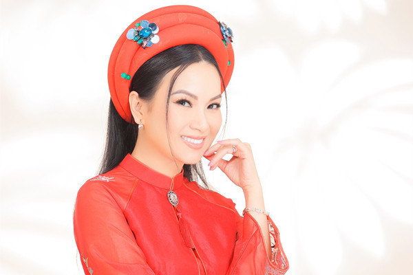 'Ca sĩ tỷ phú' Hà Phương về Việt Nam ăn Tết, chụp áo dài lúng liếng
