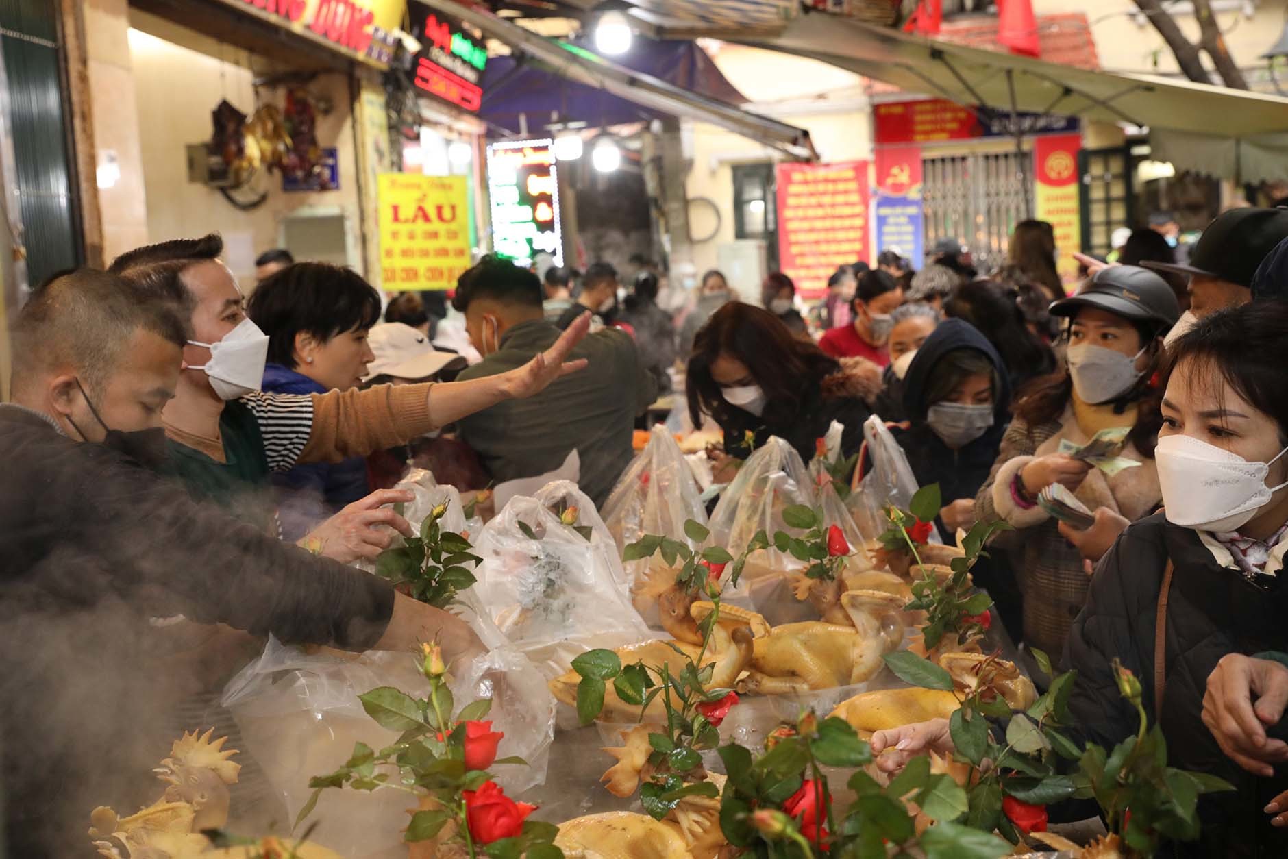 Chen chân mua gà cúng giao thừa tiền triệu ở khu chợ 'nhà giàu' Hà Nội