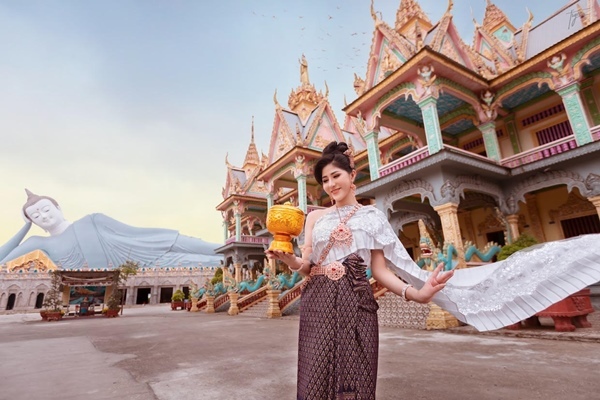 Hoa hậu Huỳnh Trang diện trang phục Khmer, thăm chùa Som Rong