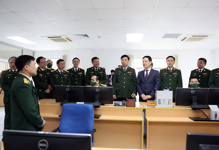 Minister Nguyen Manh Hung visited and wished Tet to a number of units