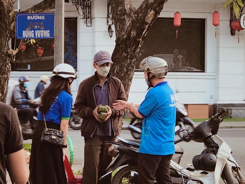 Giáo viên gói bánh chưng tặng người lao động nghèo