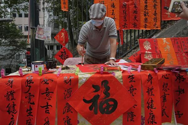 Những 'ông đồ' thảo chữ Tết trên đường phố Hong Kong