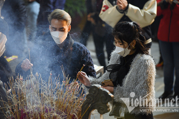 Đông đảo người Hà Nội đi lễ chùa cầu an trong đêm giao thừa