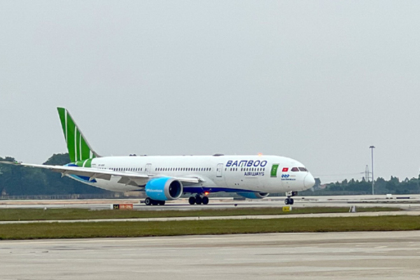 Bamboo Airways lì xì may mắn hành khách ‘xông’ chuyến bay đầu năm