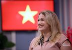The US Embassy attaché performs Vietnam's "ve singing"