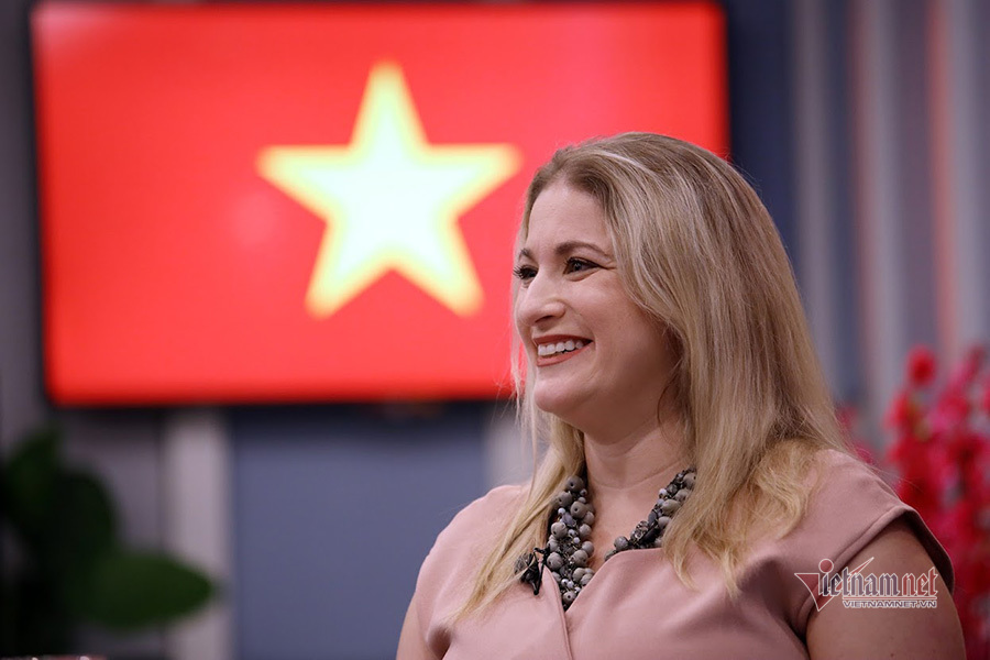 The US Embassy attaché performs Vietnam's