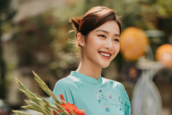 Khả Ngân dịu dàng bên tà áo dài, Thanh Sơn gửi lời chúc với xưng hô đặc biệt