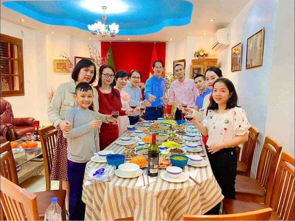 Người Việt ở châu Phi, Á, Âu đón Tết: Nâng niu lọ dưa hành, chiếc bánh tét