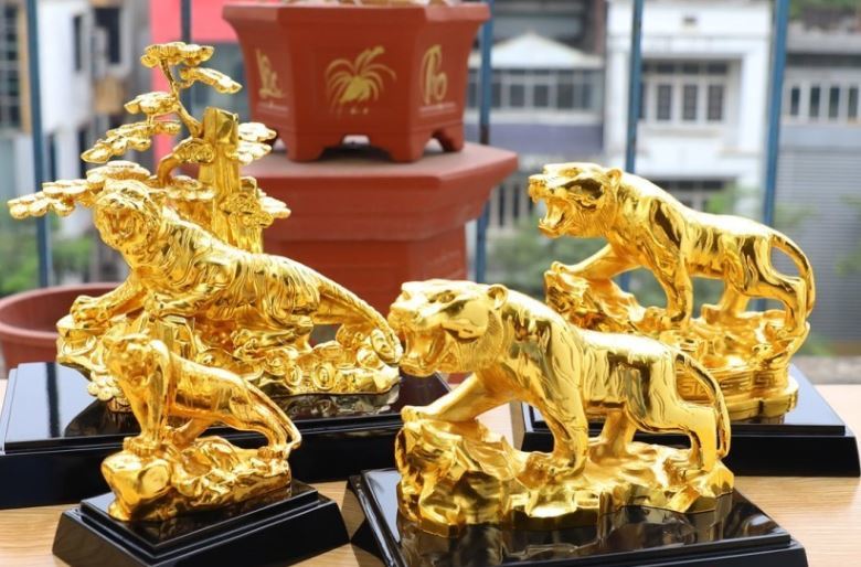 Nỗi sợ mua vàng: Thế giới giảm, trong nước tăng, dân buôn ăn chênh chục triệu
