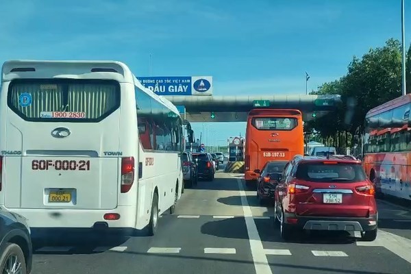 Xả trạm thu phí cao tốc TP.HCM - Long Thành - Dầu Giây vì kẹt xe nghiêm trọng