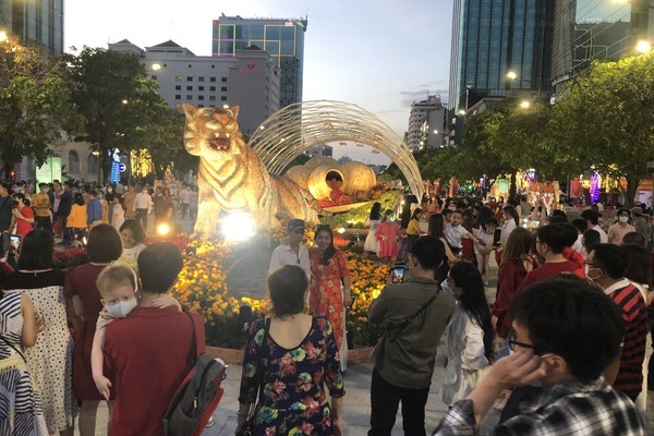 Kẹt cứng người đến du xuân đường hoa Nguyễn Huệ ngày mùng 2 Tết