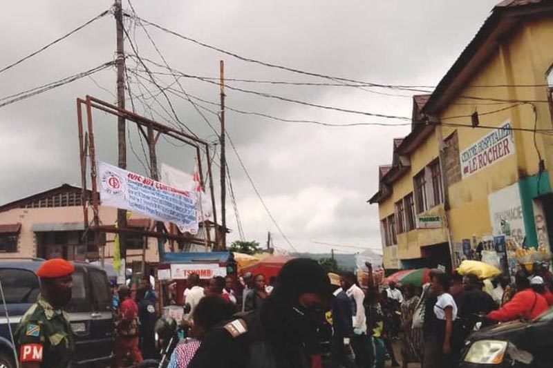 Đứt dây cáp điện cao thế ở chợ Congo, 26 người tử nạn