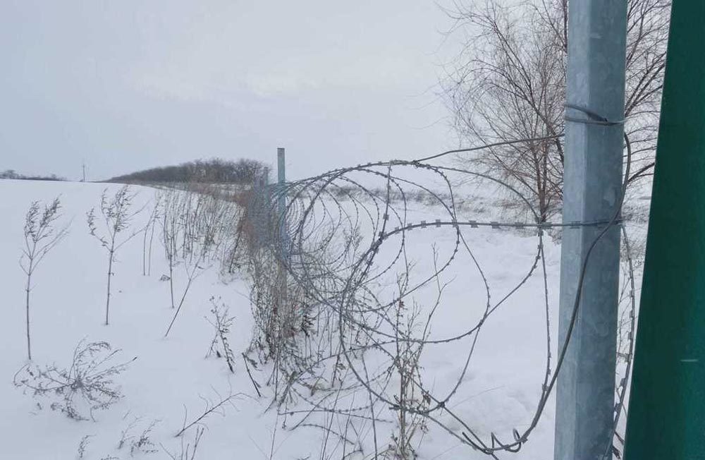 Cận cảnh rào thép gai 100km Ukraina dựng ở biên giới với Nga