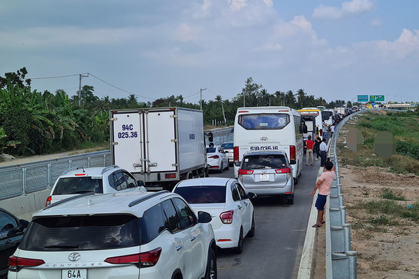 Kẹt xe hàng km trên cao tốc Trung Lương - Mỹ Thuận ngày mùng 3 Tết