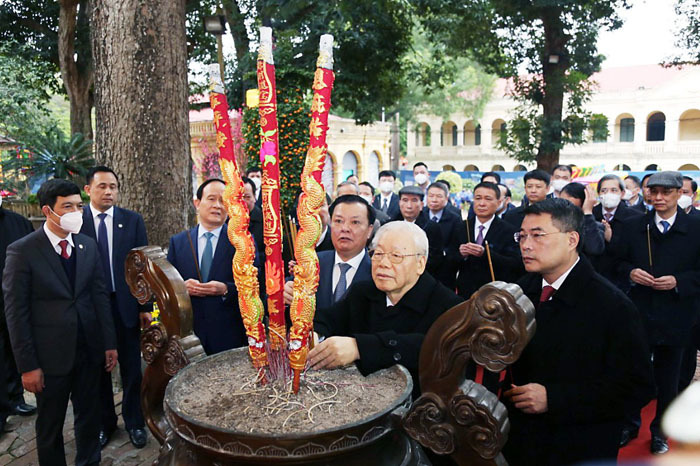 Tổng Bí thư Nguyễn Phú Trọng dâng hương tại Hoàng thành Thăng Long