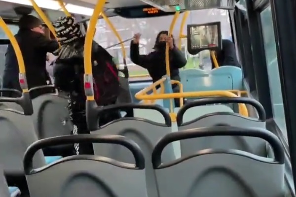 Video chém nhau dữ dội trên xe buýt tại London