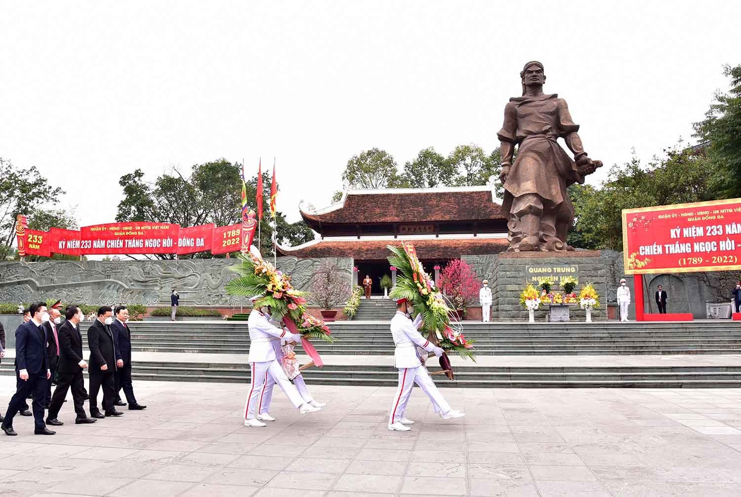 Dâng hương tưởng nhớ Hoàng đế Quang Trung - Nguyễn Huệ