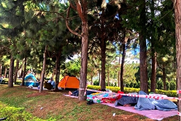 Thực hư tin Đà Lạt cháy phòng, du khách dựng lều 'ngủ bờ ngủ bụi' bên hồ Xuân Hương