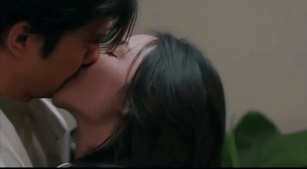 Những cảnh hôn táo bạo của 3 cặp đôi Sao Việt trên màn ảnh