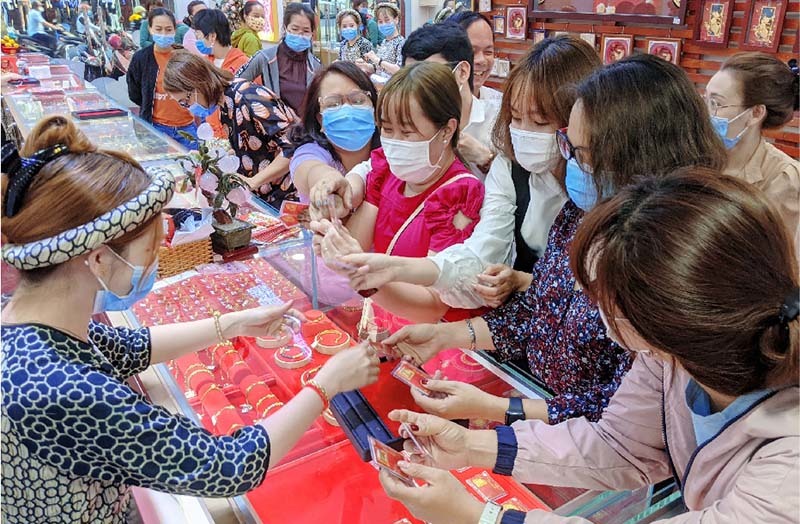 Dân tung tiền cầu may, nhà buôn vàng vào cuộc đua vía Thần Tài