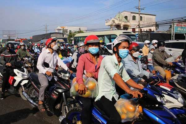 Đường miền Tây về TP.HCM 'nêm' cứng người, kẹt xe nhiều nơi