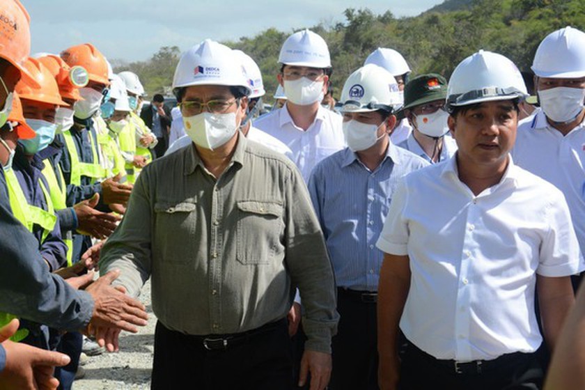PM inspects expressway projects in South-Central region