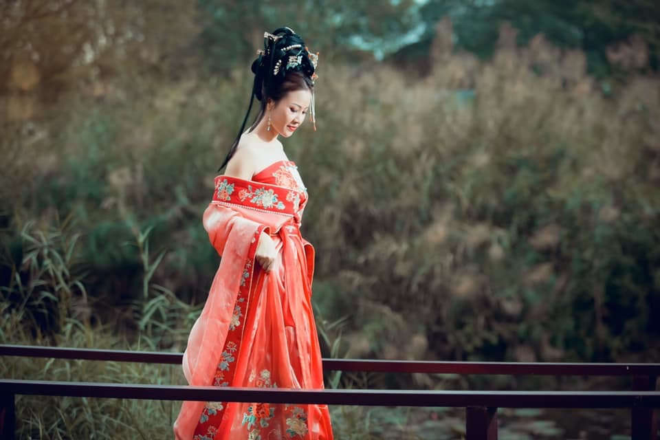 Vợ NSƯT Đăng Dương đổi phong cách cổ trang gợi cảm